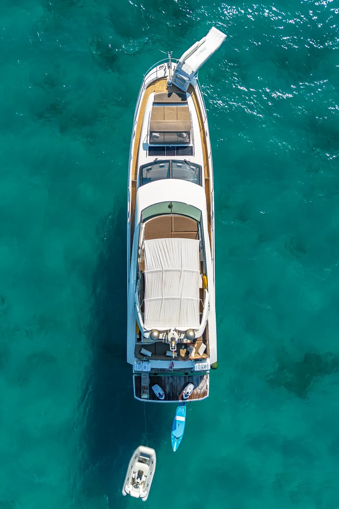 Vista aérea del yate Blue M en aguas turquesa de Mallorca — alquiler de yates Blue Mediterranean